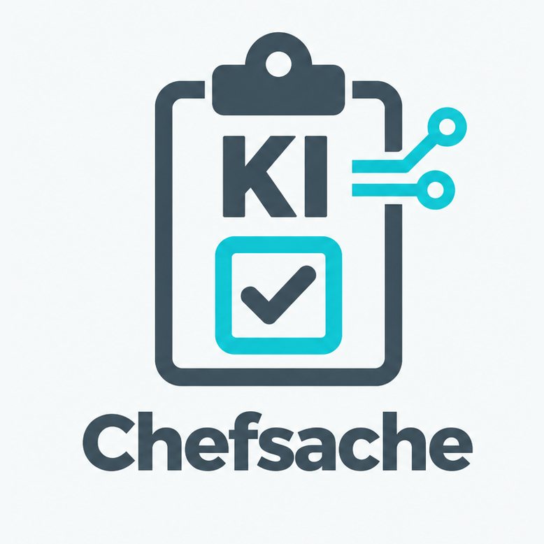 Marke der Fachwerkstatt „Chefsache“: ein Klemmbrett mit den Buchstaben KI und einem abgehakten Kontrollkästchen in Türkis, rechts zwei verbundene Punkte wie ein Schaltbild. Darunter der Titel „Chefsache“.